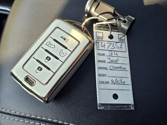 Used 2024 Jeep Grand Cherokee L Altitude AWD/4WD image 38