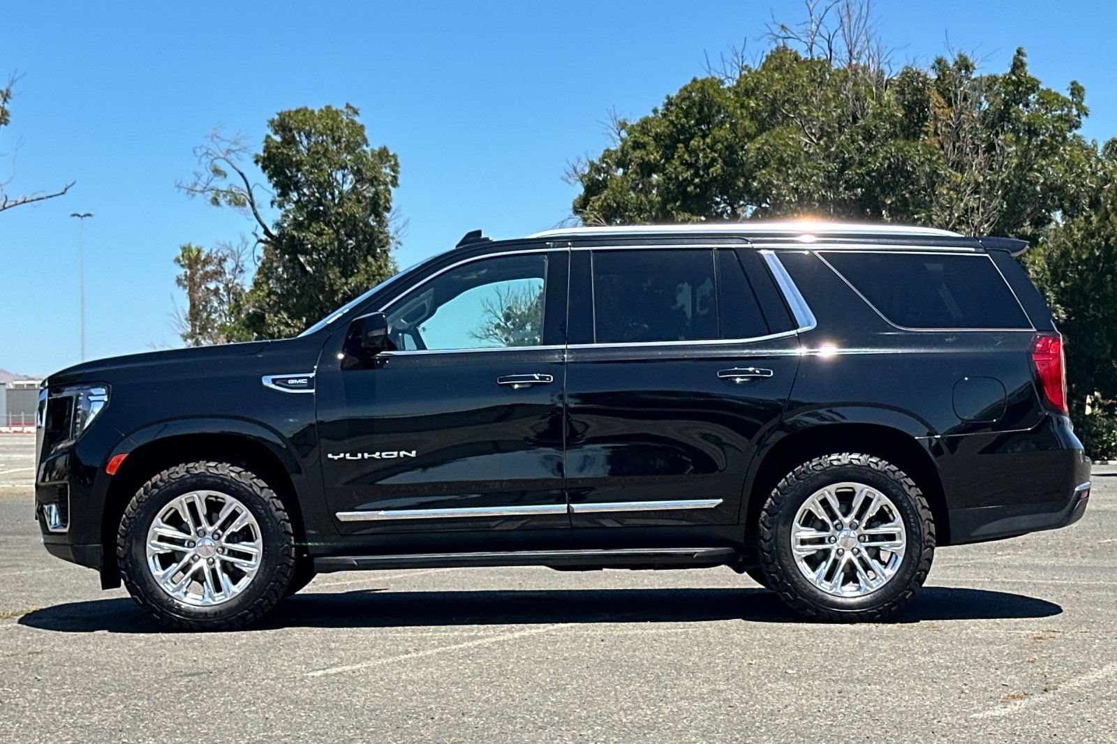Used 2022 GMC Yukon SLT w/ SLT Premium Package AWD/4WD image 7