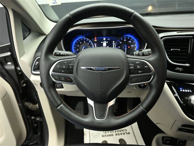 Used 2017 Chrysler Pacifica Touring-L Plus image 31