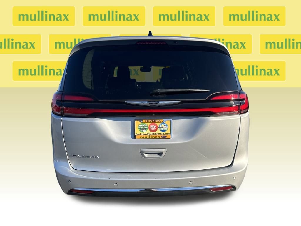 Used 2024 Chrysler Pacifica Touring-L image 32