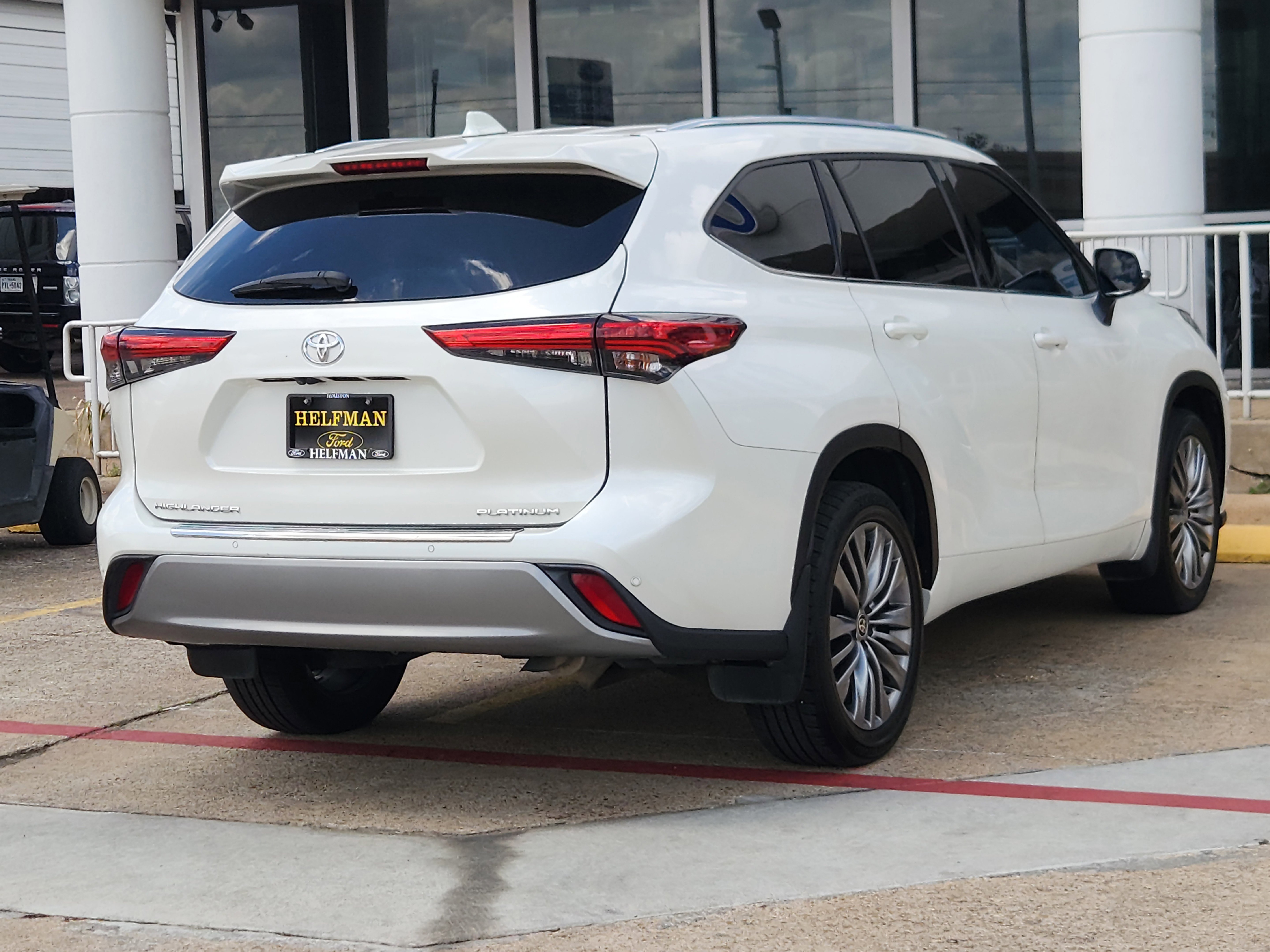 Used 2020 Toyota Highlander Platinum FWD image 3