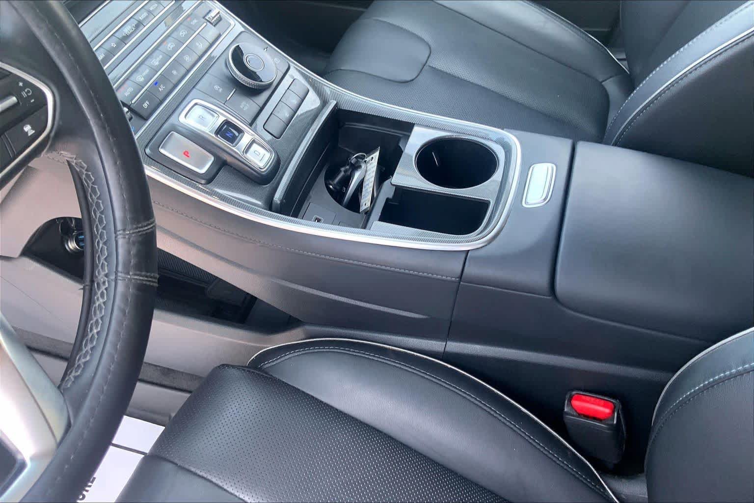 Used 2022 Hyundai Santa Fe SEL w/ Convenience + Premium Package FWD image 16