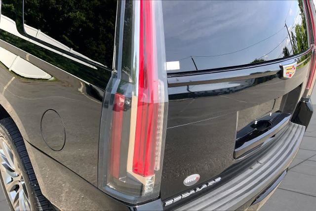 Used 2020 Cadillac Escalade Luxury w/ Escalade Sport Edition AWD/4WD image 28