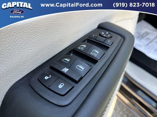 Used 2024 Chrysler Pacifica Touring-L image 19