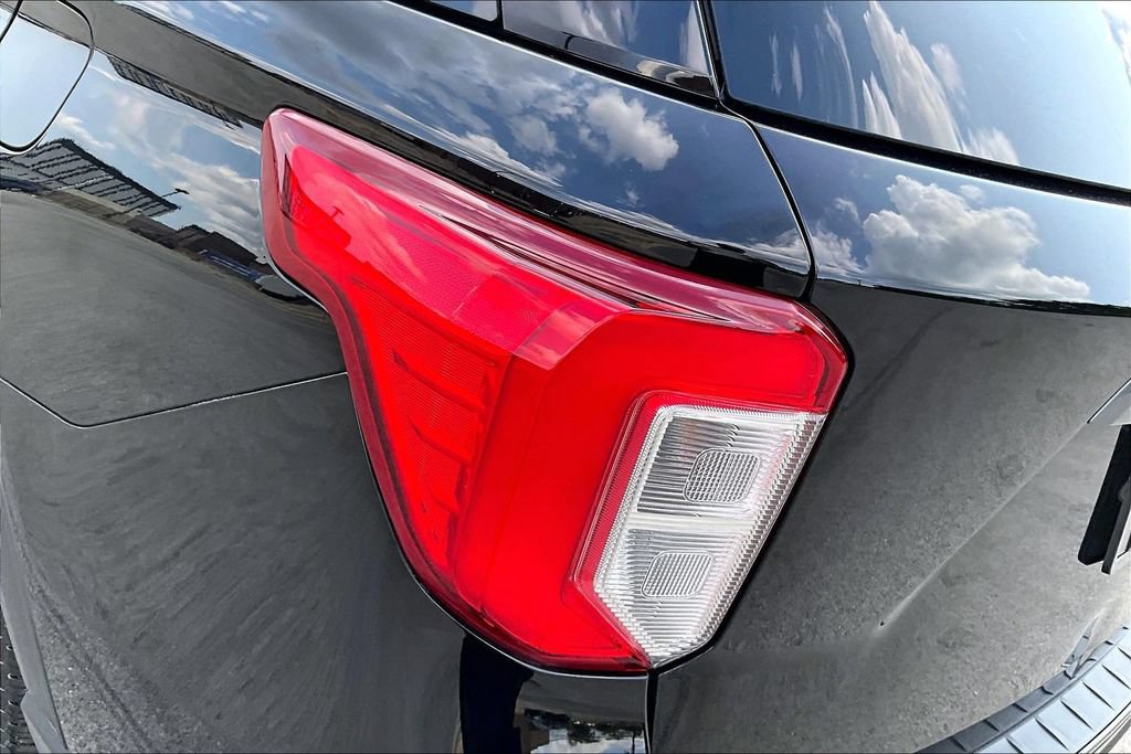 Certified 2022 Ford Explorer XLT w/ Equipment Group 202A AWD/4WD image 30