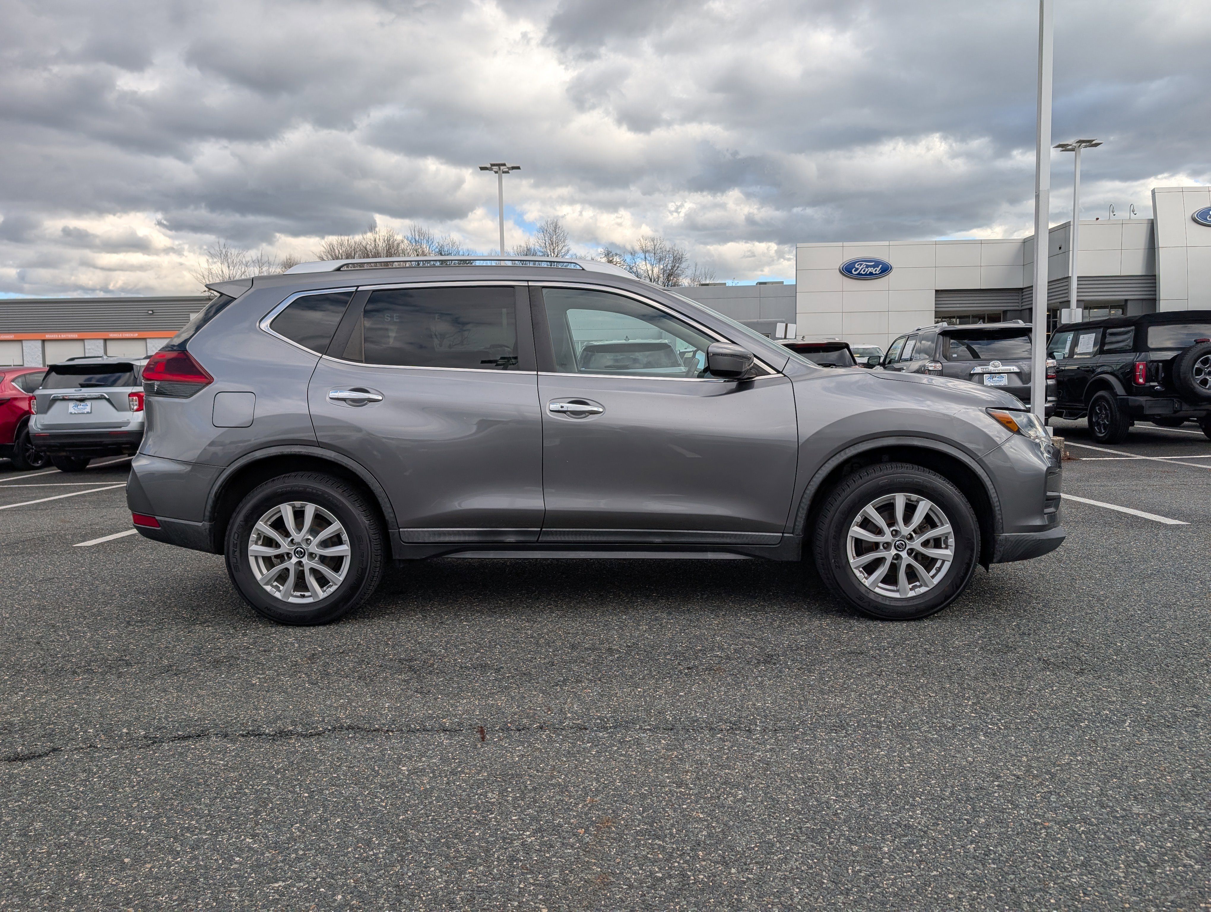 Used 2018 Nissan Rogue SV image 2