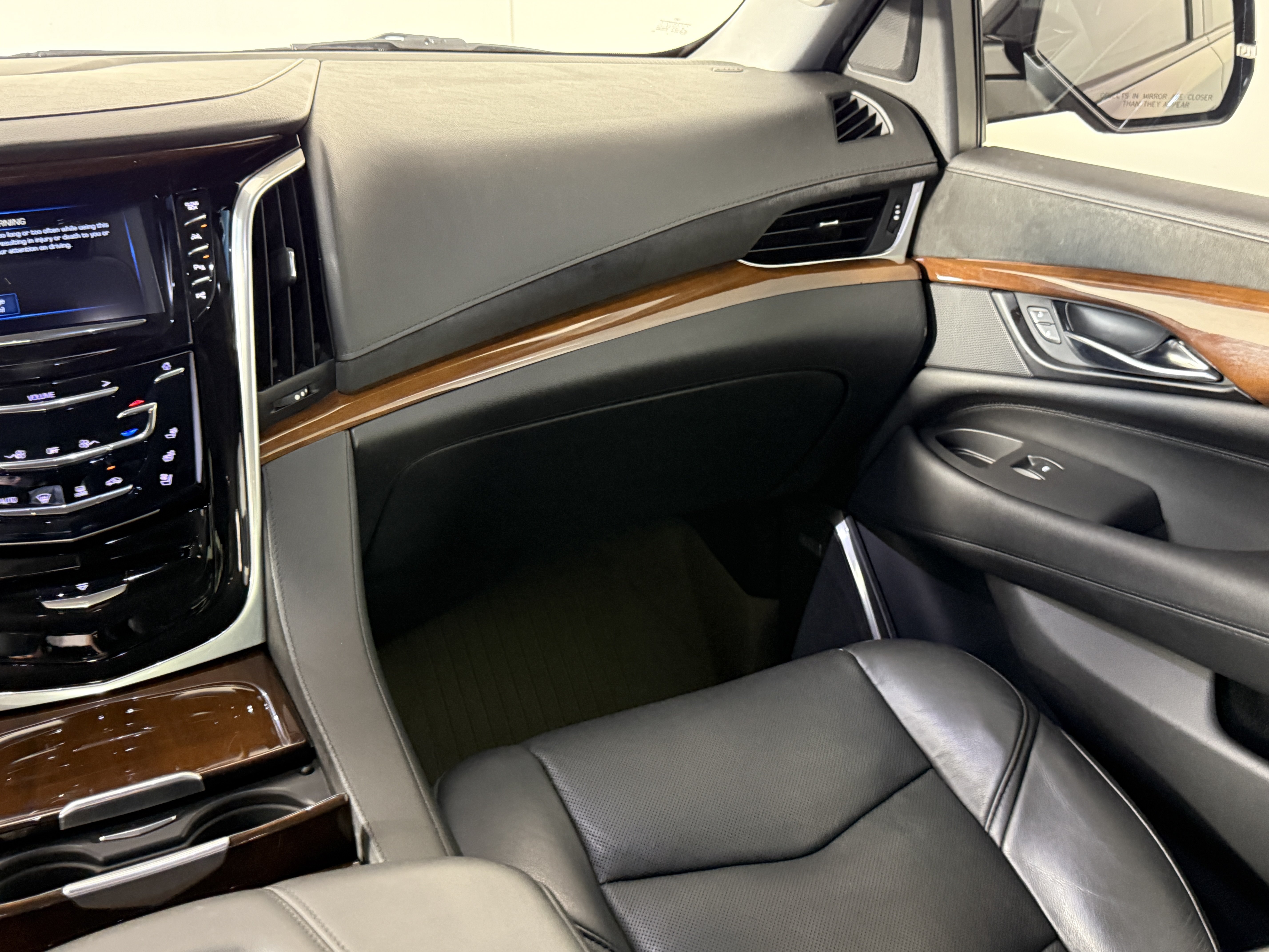 Used 2020 Cadillac Escalade Luxury RWD image 13
