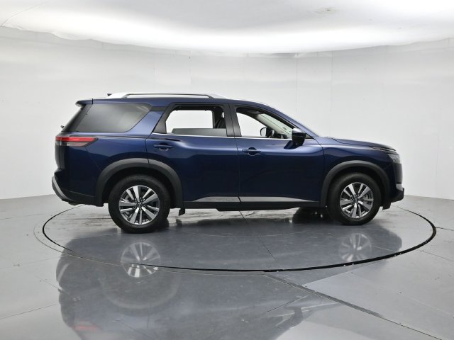 Used 2025 Nissan Pathfinder SL FWD image 2