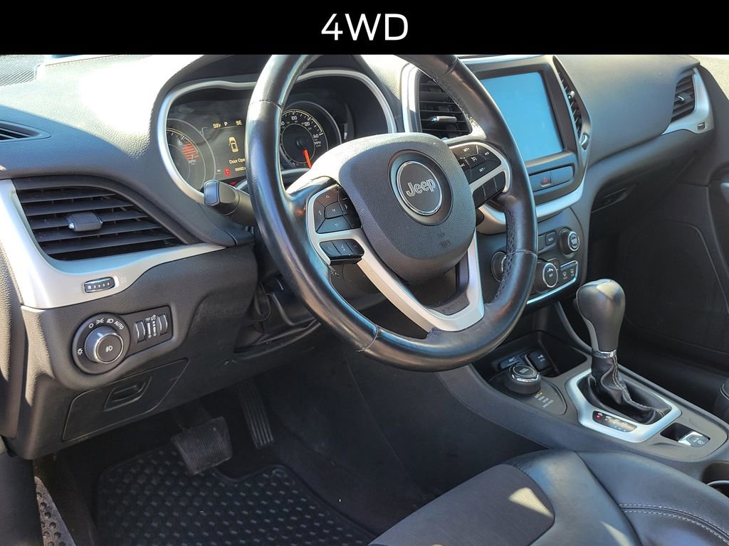 Used 2018 Jeep Cherokee Latitude Plus w/ Cold Weather Group AWD/4WD image 16