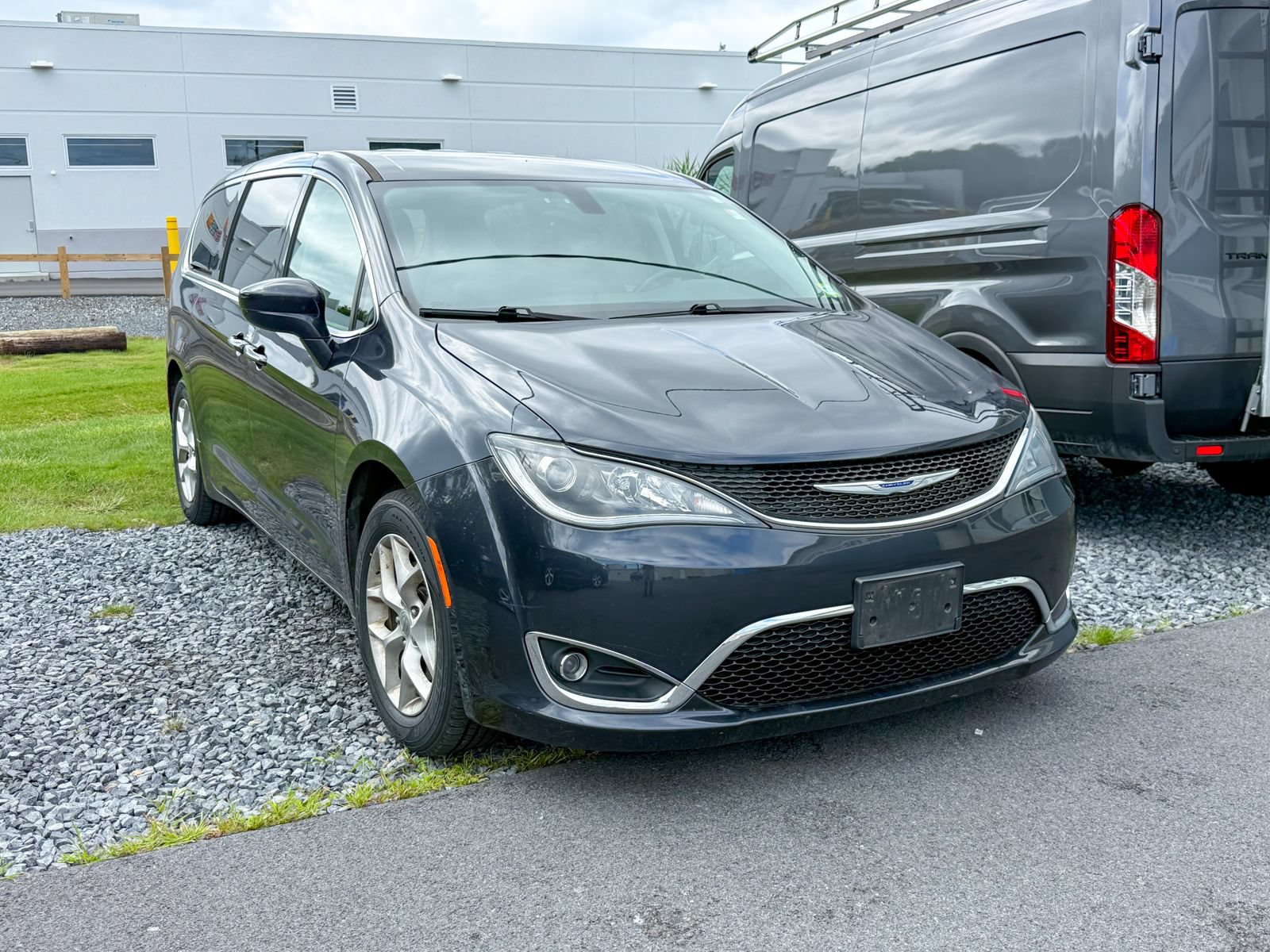 Used 2019 Chrysler Pacifica Touring Plus w/ Tire & Wheel Group FWD image 9
