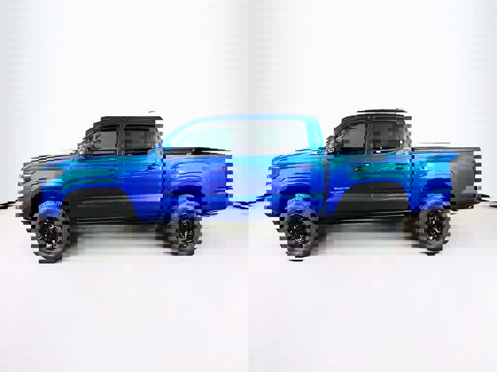 Used 2018 Toyota Tacoma SR5 RWD image 2