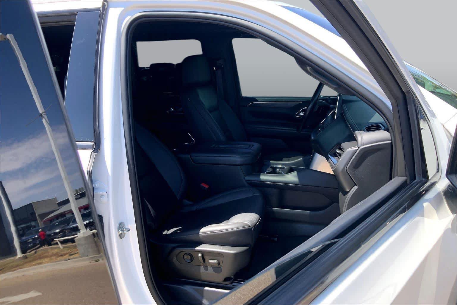Used 2022 Chevrolet Tahoe Z71 w/ Luxury Package AWD/4WD image 9