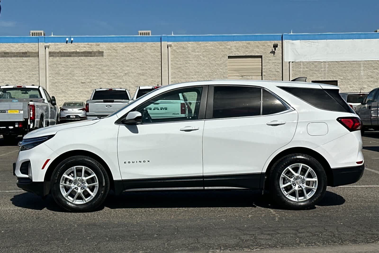 Used 2023 Chevrolet Equinox LT w/ Driver Convenience Package FWD image 6
