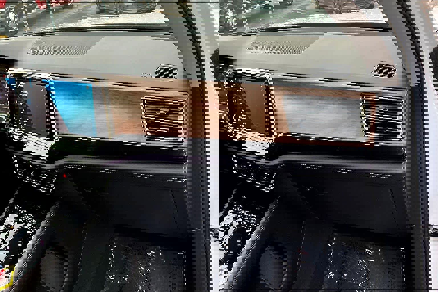 Used 2025 Volkswagen Atlas SE image 17