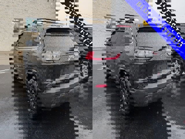 Used 2019 Jeep Cherokee Latitude Plus w/ Comfort/Convenience Group image 2