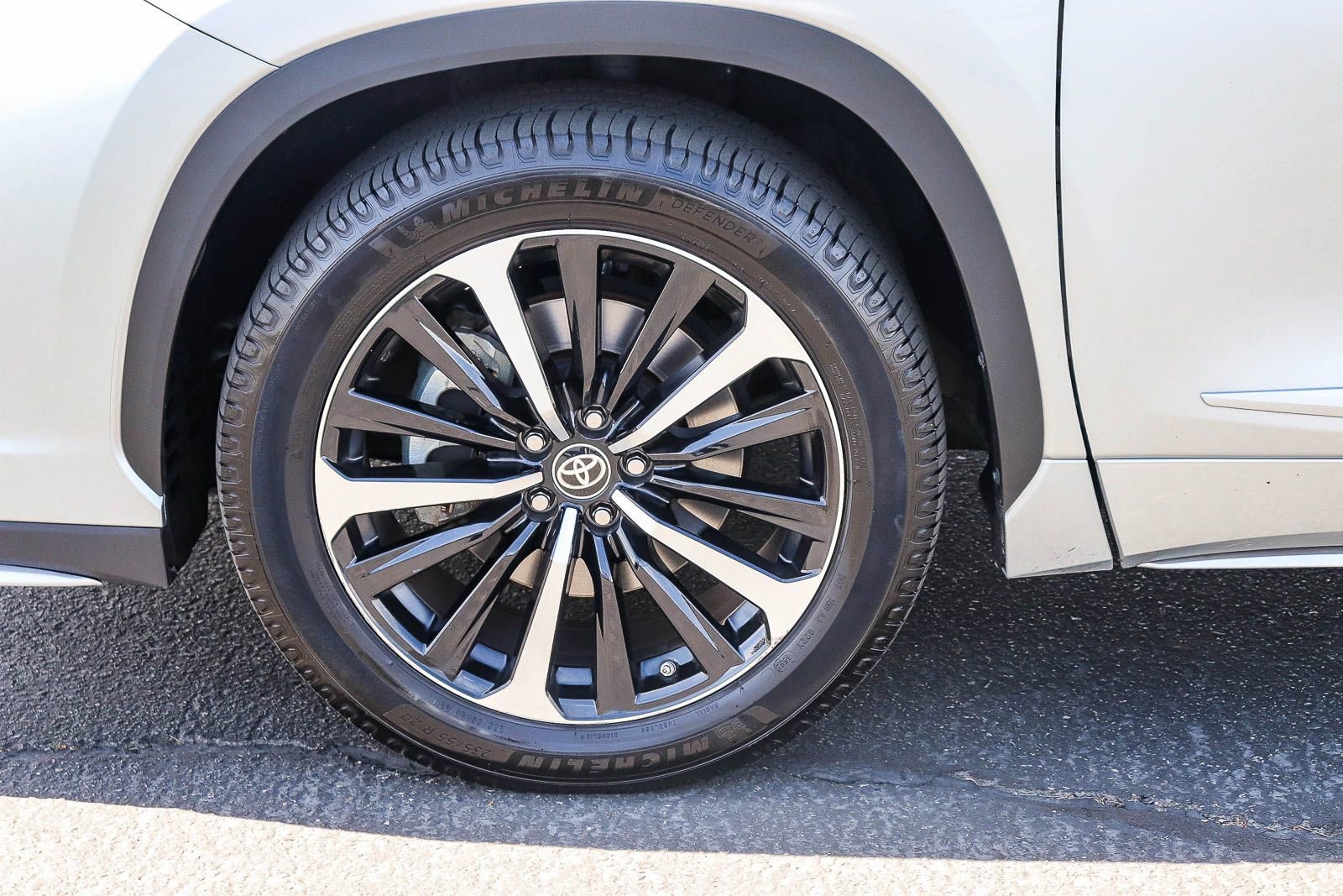 Used 2021 Toyota Highlander XSE FWD image 9