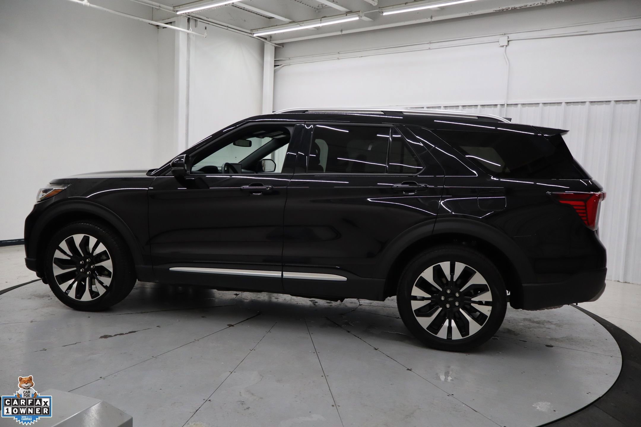 Certified 2025 Ford Explorer Platinum w/ LUX Leather Package image 2