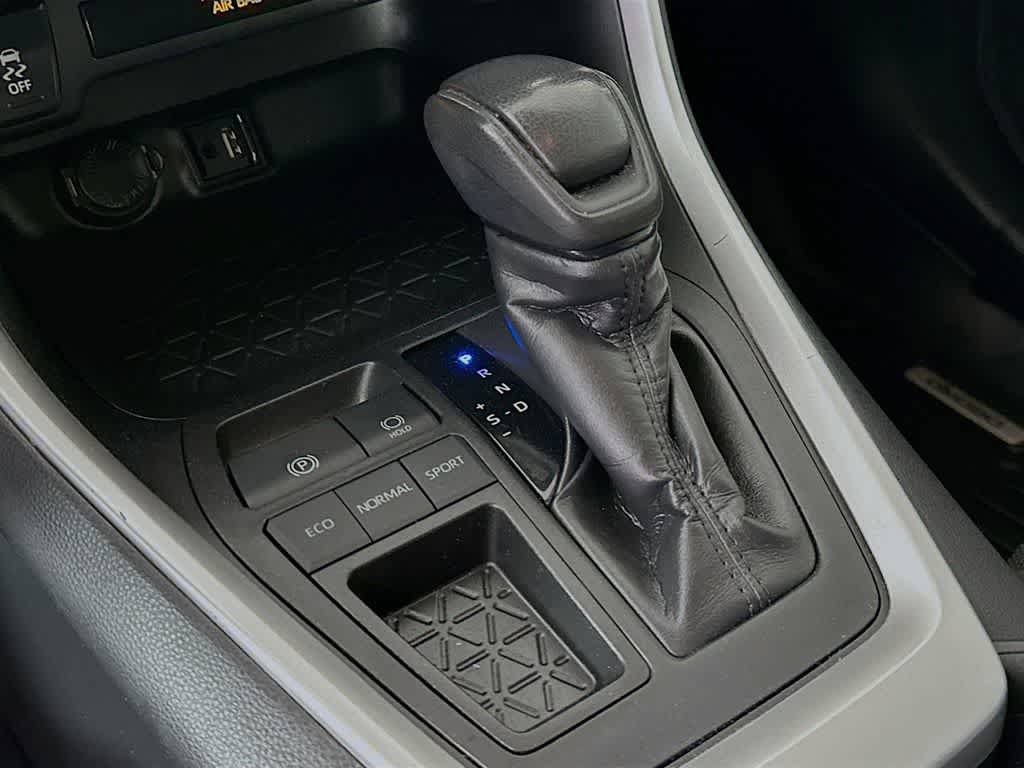 Used 2019 Toyota RAV4 LE FWD image 18
