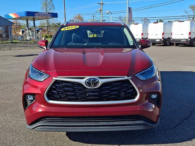 Used 2022 Toyota Highlander XLE AWD/4WD image 2
