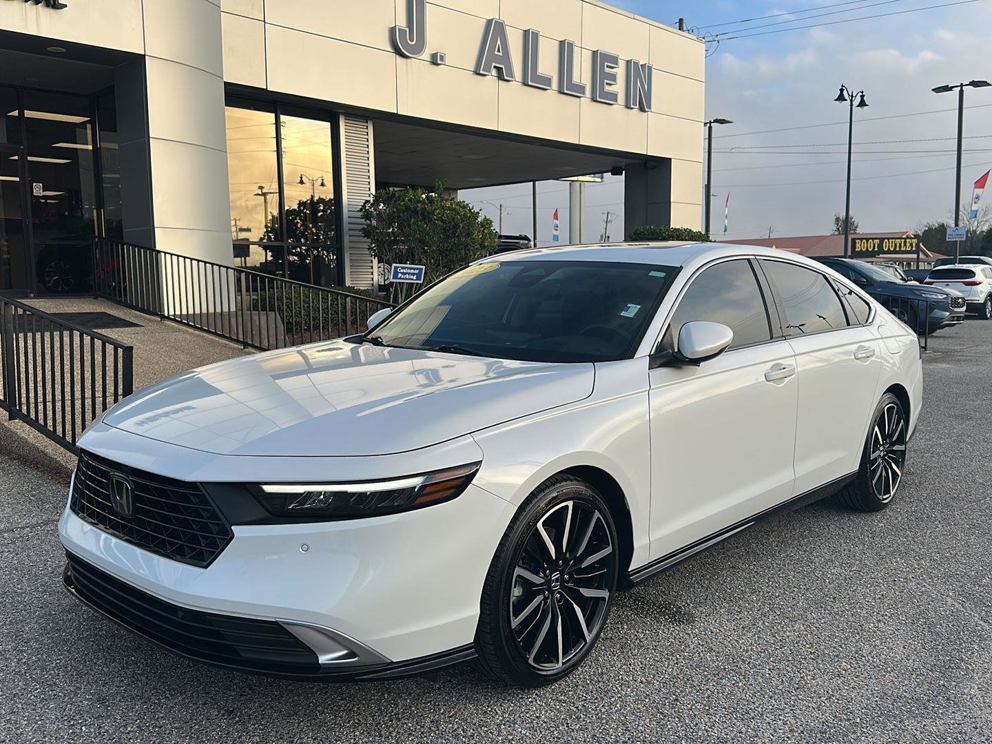 Used 2023 Honda Accord Touring image 3