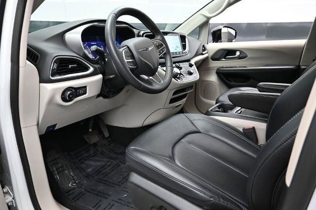 Used 2024 Chrysler Pacifica Touring-L FWD image 19