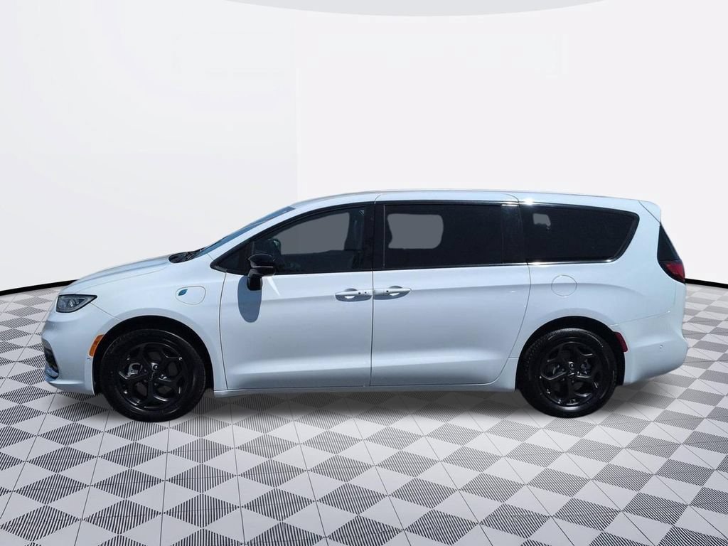 Used 2024 Chrysler Pacifica Limited FWD image 2
