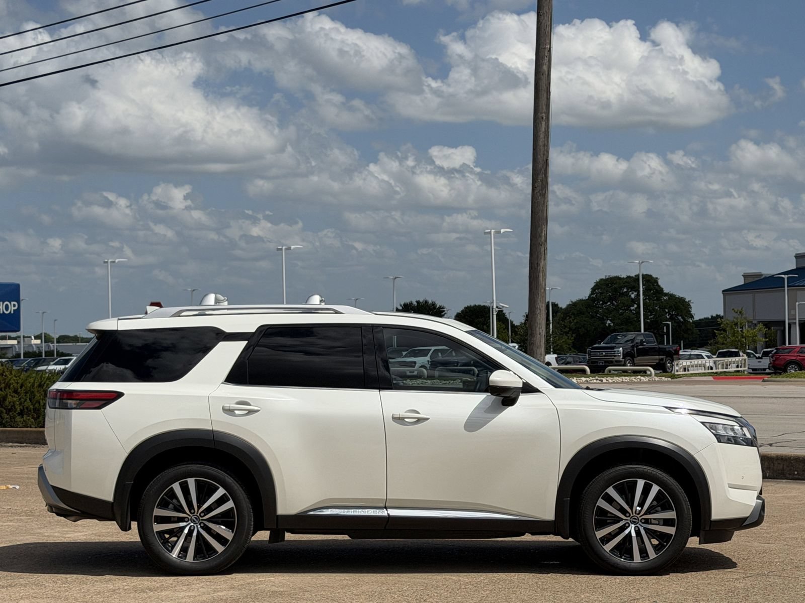 Used 2024 Nissan Pathfinder Platinum w/ Lighting Package (N92) AWD/4WD video 3