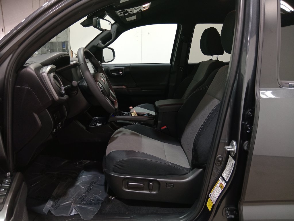 Used 2022 Toyota Tacoma TRD Off-Road AWD/4WD image 17