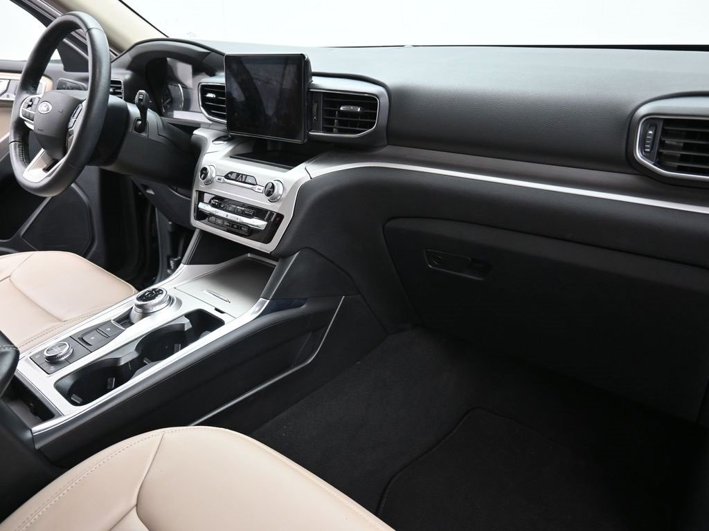 Certified 2022 Ford Explorer XLT w/ Equipment Group 202A image 16