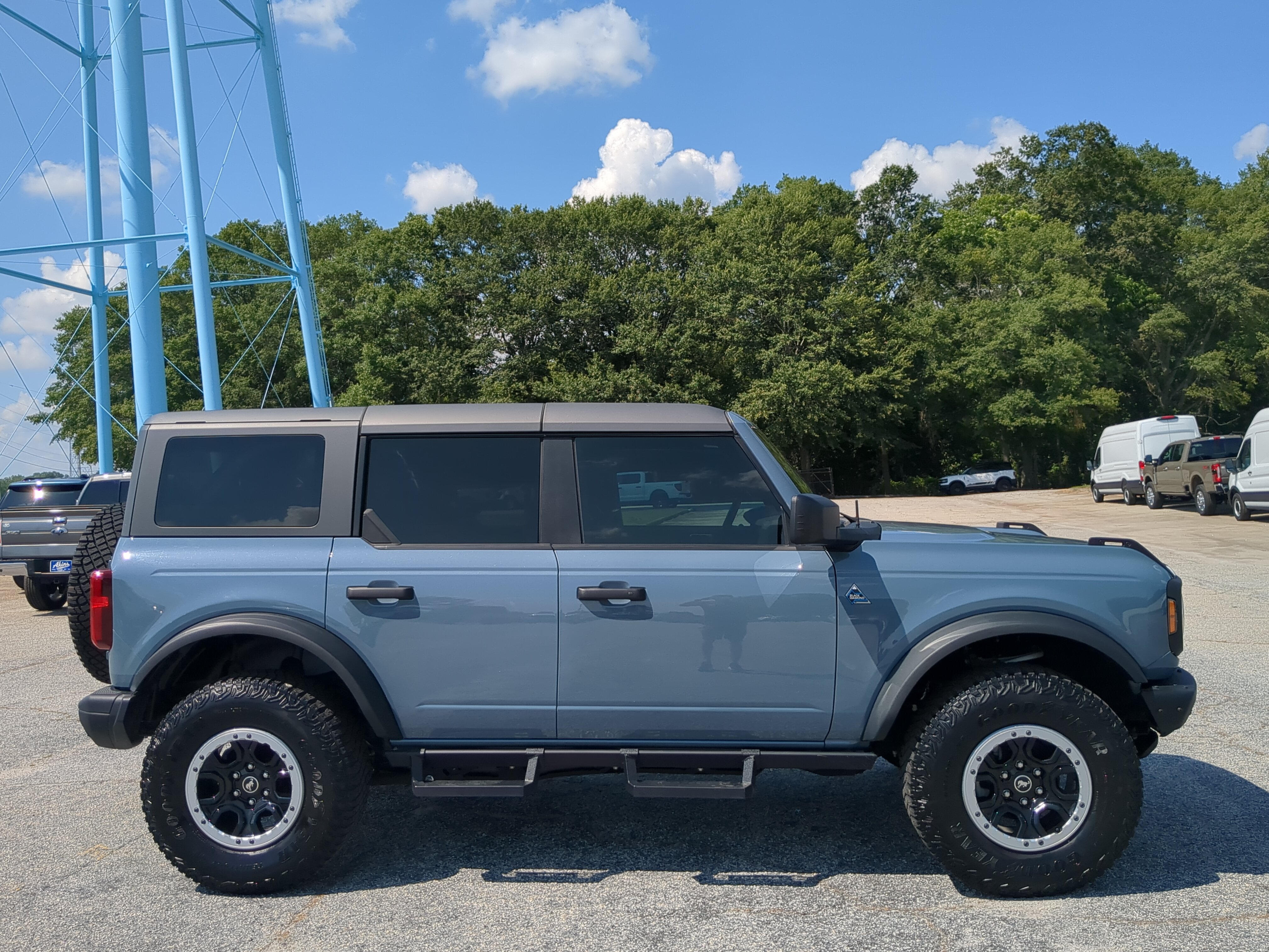 Certified 2023 Ford Bronco Black Diamond w/ Sasquatch Package AWD/4WD image 2