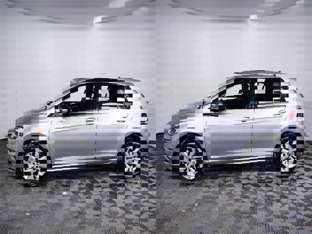 Used 2018 Volkswagen Golf SE image 2