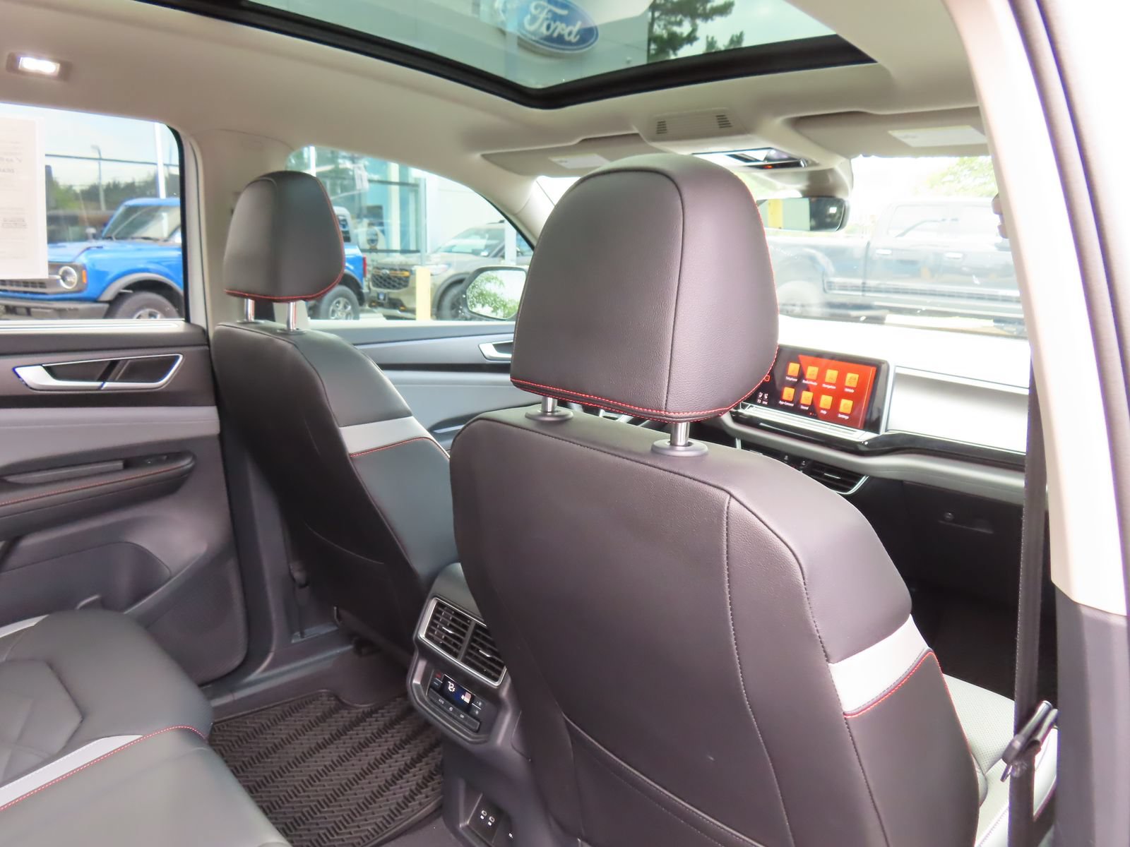 Used 2025 Volkswagen Atlas Peak Edition SE AWD/4WD image 40