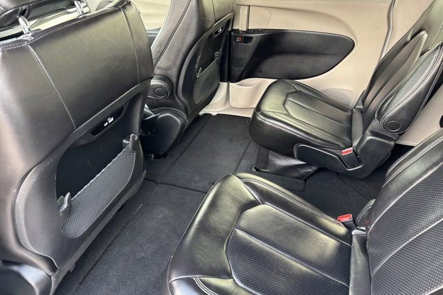 Used 2023 Chrysler Pacifica Touring-L image 14
