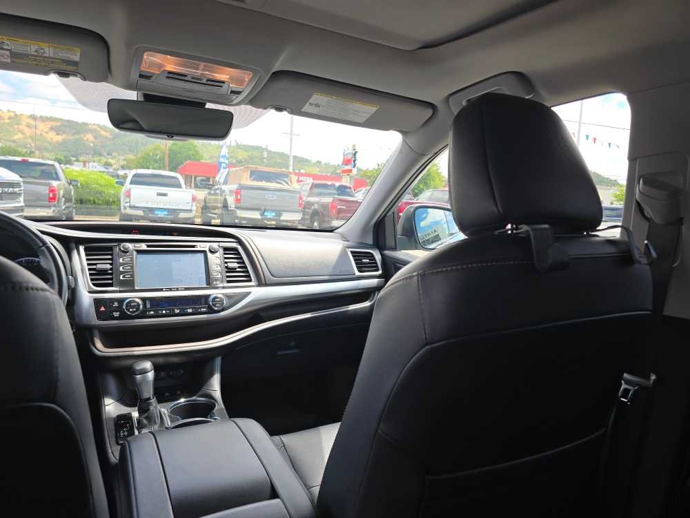 Used 2019 Toyota Highlander XLE AWD/4WD image 14