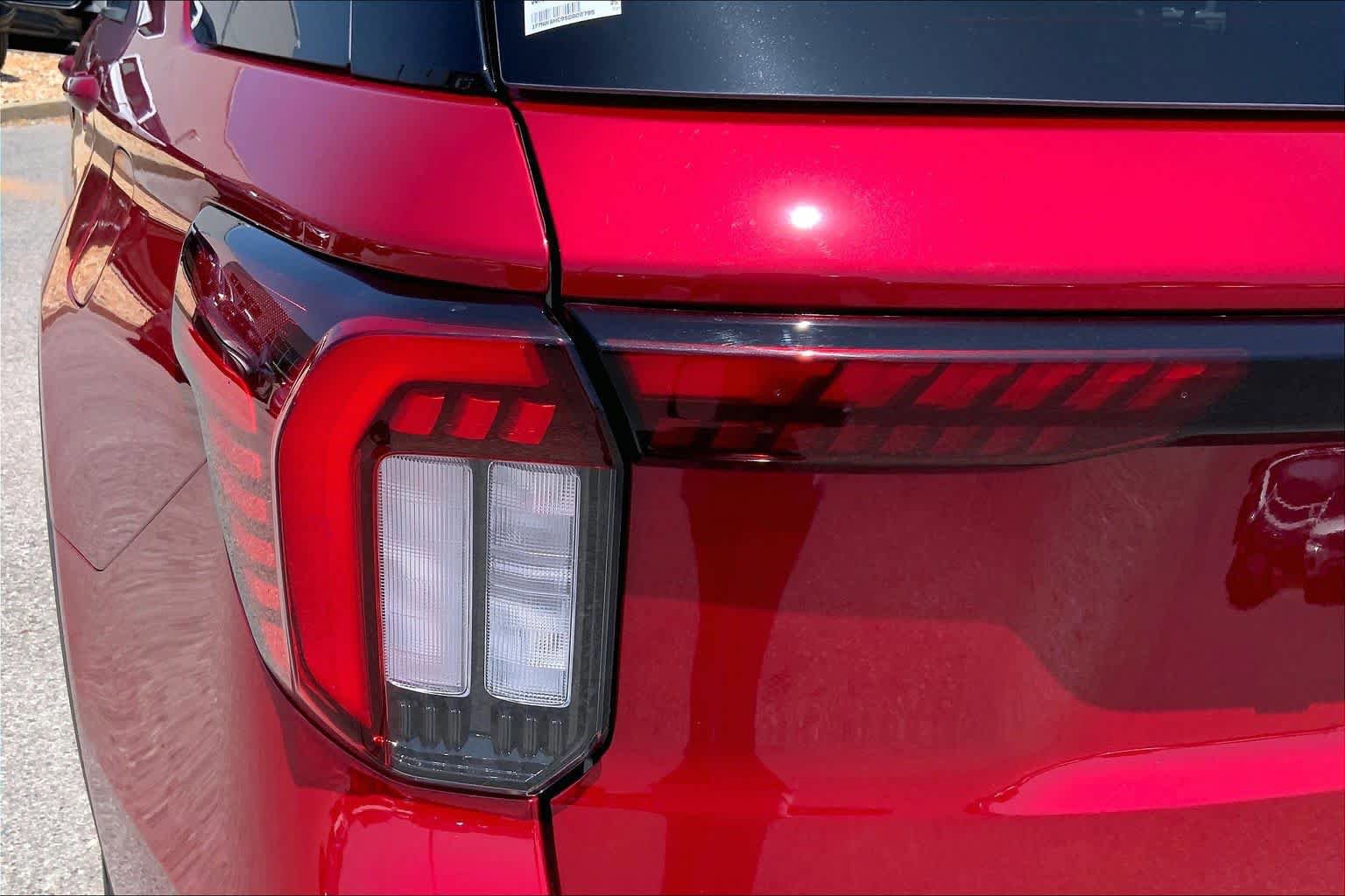 Certified 2025 Ford Explorer Platinum w/ Ultimate Package AWD/4WD image 29
