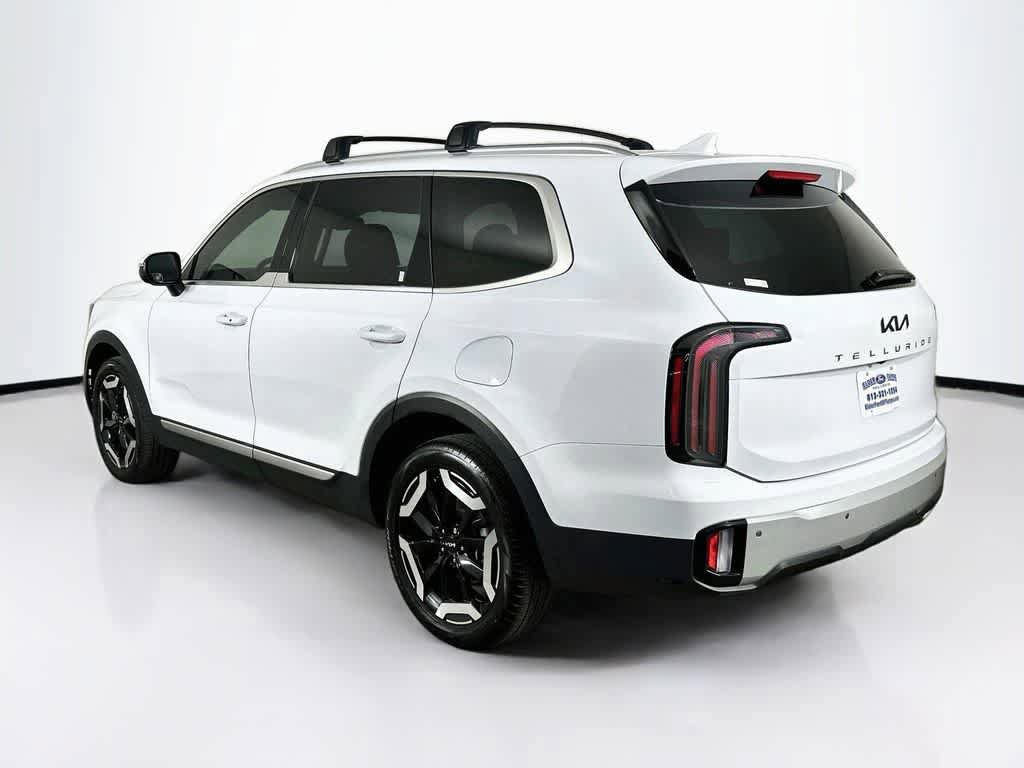 Used 2024 Kia Telluride EX w/ EX Captain's Chair Package FWD image 4