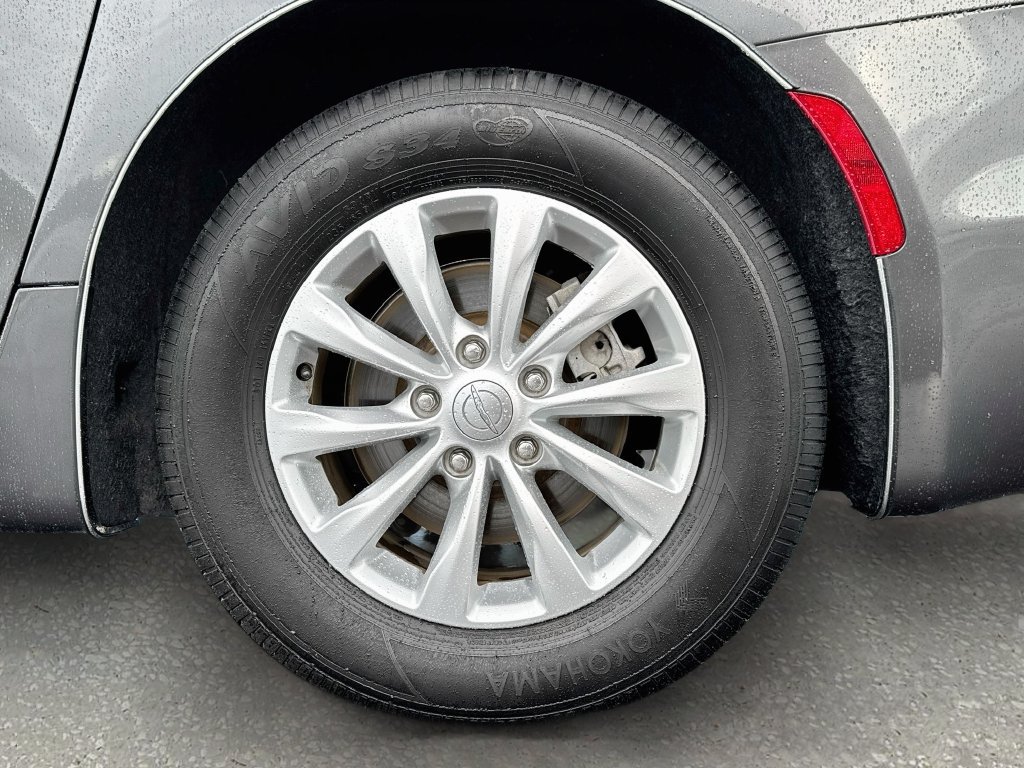 Used 2019 Chrysler Pacifica Touring Plus w/ Advanced Safetytec Group FWD image 30