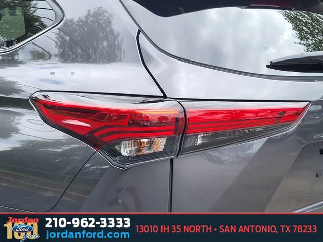 Used 2023 Toyota Highlander XLE FWD image 9