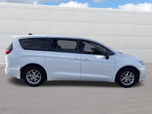 Used 2024 Chrysler Pacifica Touring-L FWD image 11