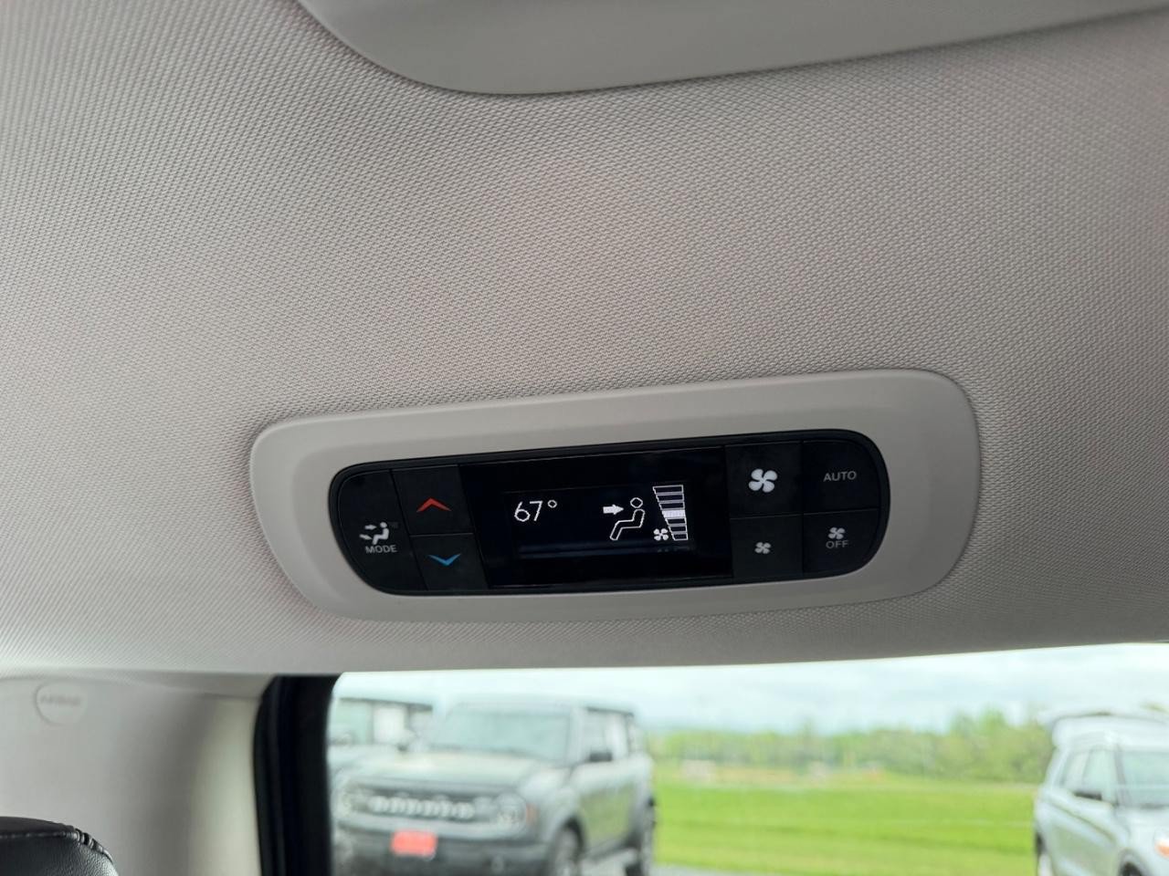 Used 2024 Chrysler Pacifica Touring-L FWD image 12