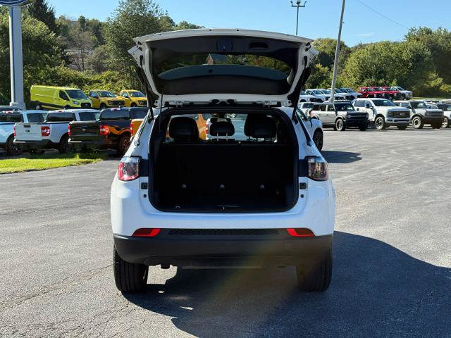 Used 2025 Jeep Compass Latitude w/ Convenience Group AWD/4WD image 4