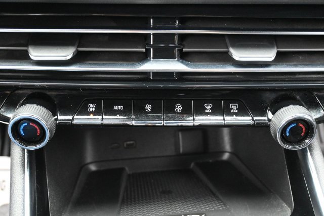 Used 2025 Chevrolet Traverse LT AWD/4WD image 25