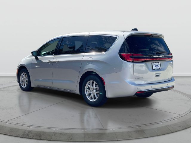 Used 2024 Chrysler Pacifica Touring-L FWD image 34