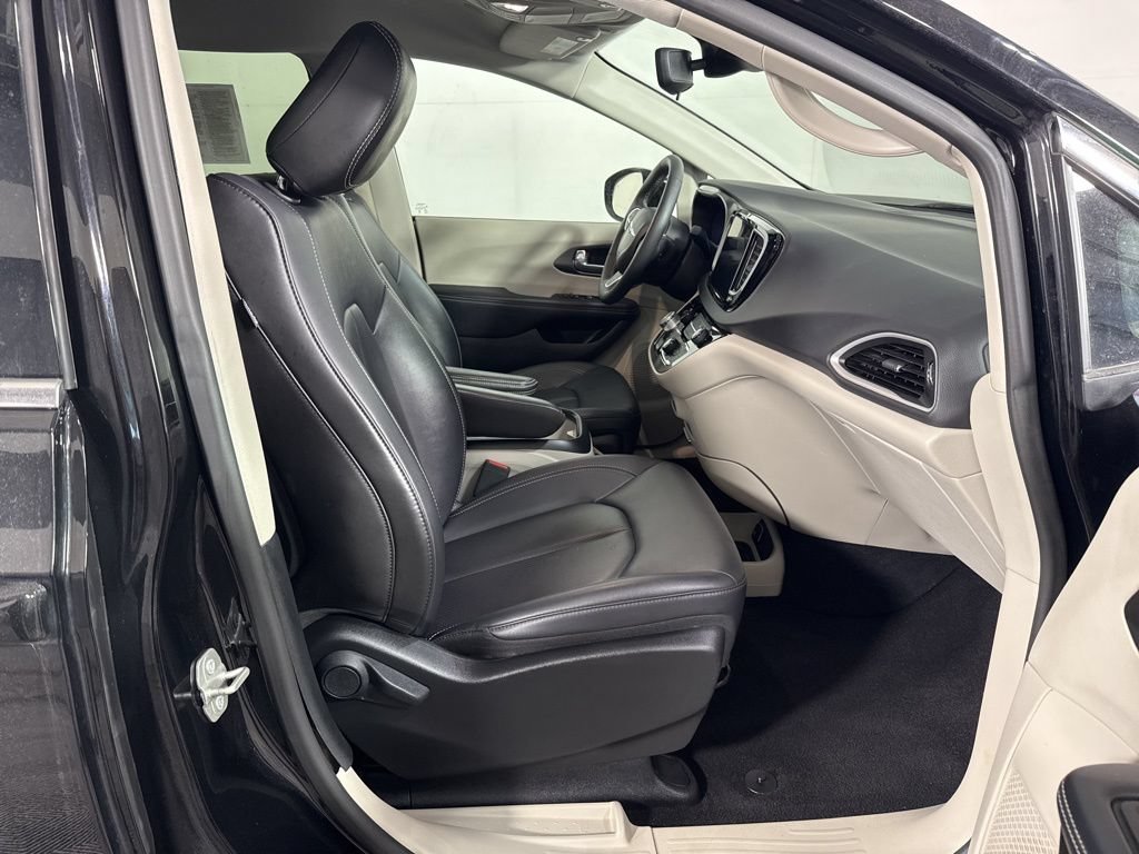 Used 2024 Chrysler Pacifica Touring-L FWD image 16