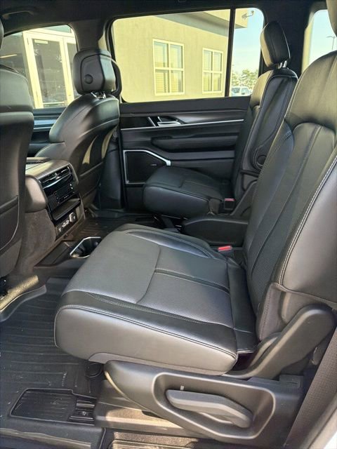 Used 2023 Jeep Wagoneer Series III w/ Preferred Equipment Group image 27