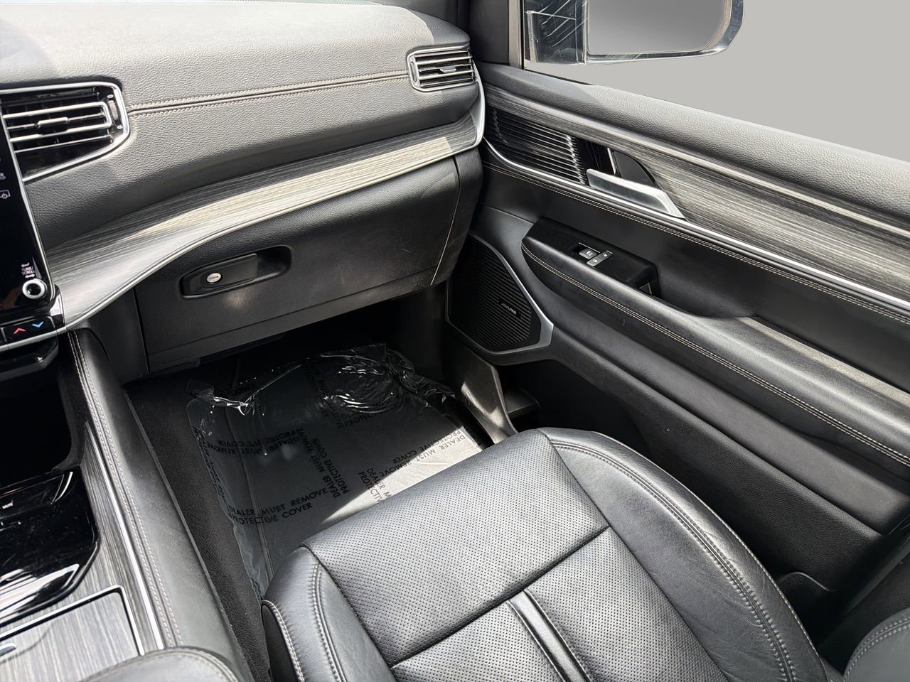 Used 2024 Jeep Wagoneer Series II w/ Flexible Seating Group RWD image 15
