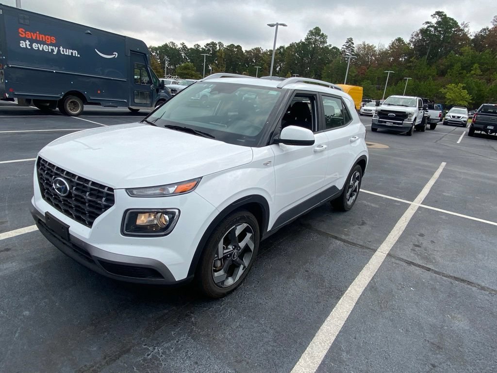 Used 2025 Hyundai Venue SEL FWD image 3
