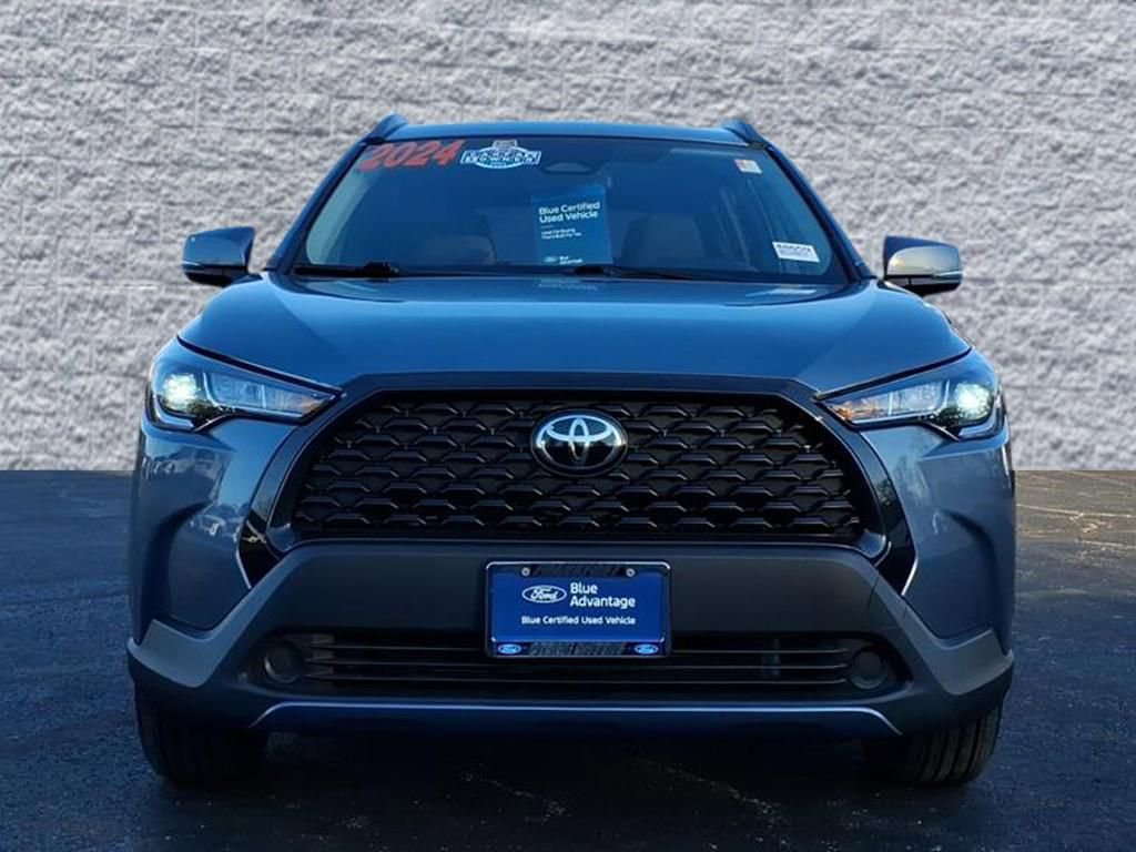 Used 2024 Toyota Corolla Cross LE w/ Moonroof Package image 2