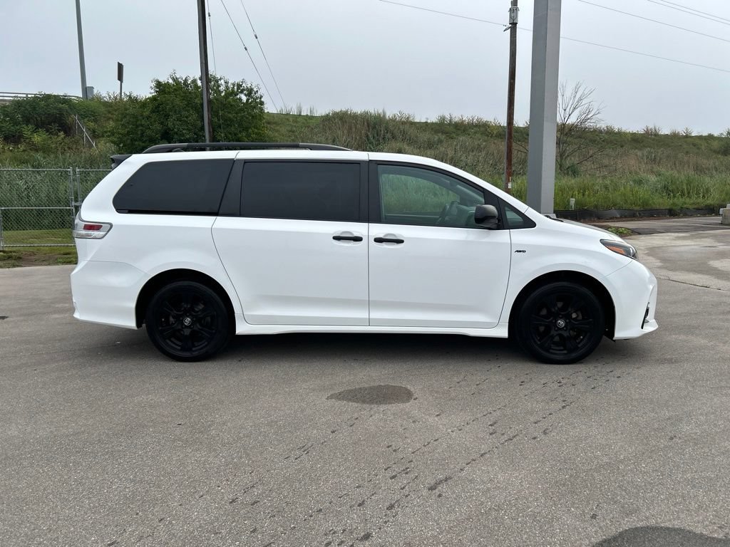 Used 2020 Toyota Sienna SE w/ Nightshade Edition AWD/4WD image 6