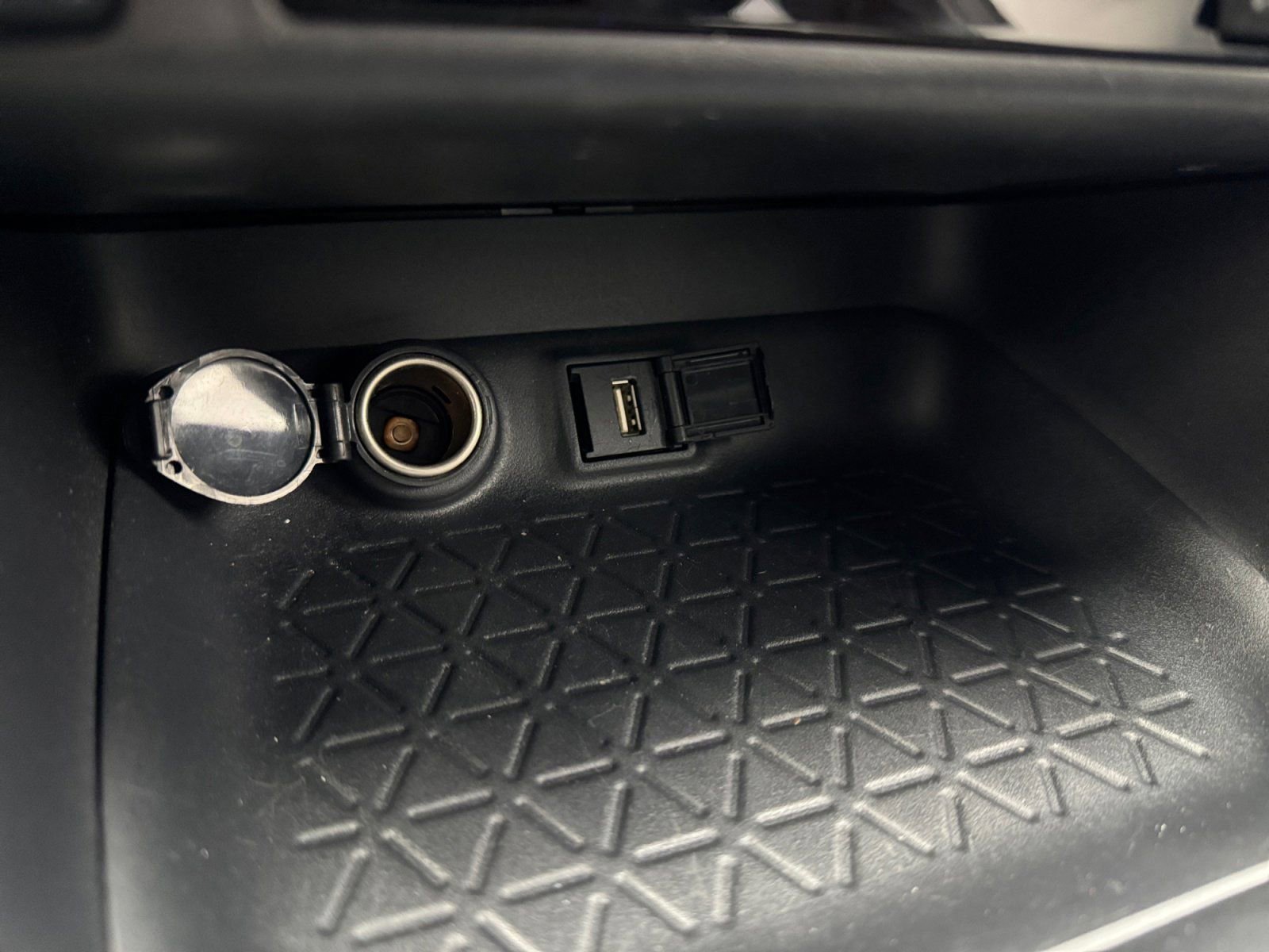 Used 2022 Toyota RAV4 SE image 23